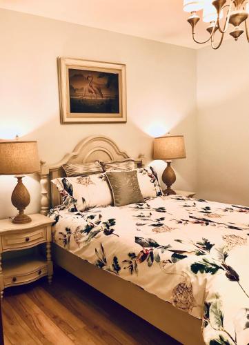 a bedroom with a bed and two lamps at 海之風 玫瑰莊園 Sea&Wind Rose Manor in Jinning