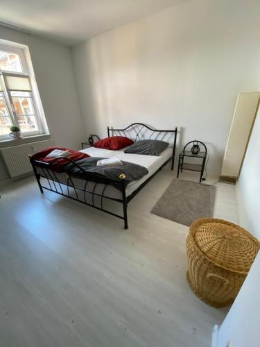 ein Schlafzimmer mit einem Bett und einem Korb auf dem Boden in der Unterkunft Stadtdomizil in Lichtenstein