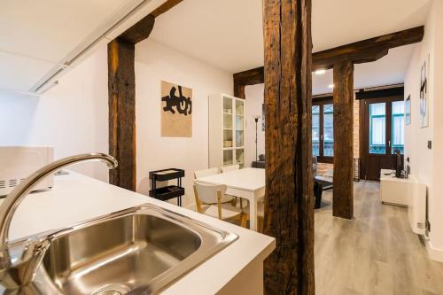 A kitchen or kitchenette at Dendarikale Old Town by Next Stop Bilbao