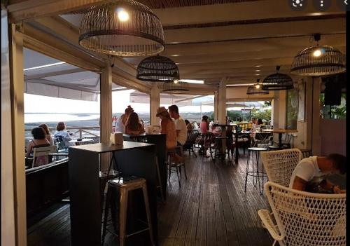 Reštaurácia alebo iné gastronomické zariadenie v ubytovaní Casa amplia adosada al lado de la playa