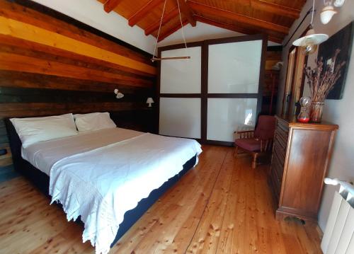 1 dormitorio con 1 cama en una habitación con suelo de madera en Trieste for you with Nature&Hiking, 