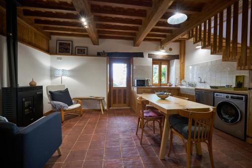 Kuchyň nebo kuchyňský kout v ubytování Casa Rural Caenia Parejas