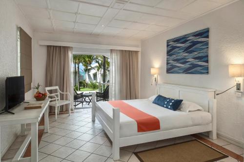 Postel nebo postele na pokoji v ubytování Astroea Beach Hotel