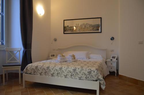 1 dormitorio con 1 cama y una foto en la pared en Leoncino 36 Apartments in Rome, en Roma