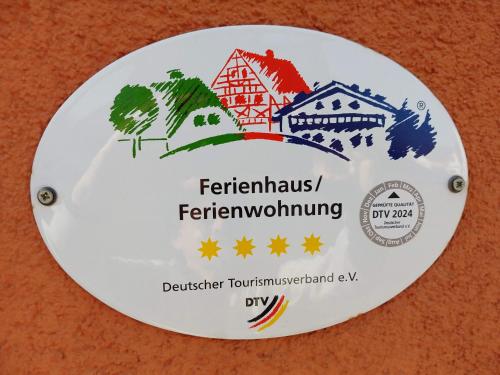 una placa con vistas a ferretti ferretti fernvolking en Ferienwohnung / Ferienhaus Homburg, en Homburg