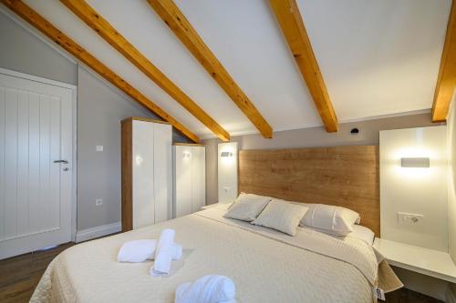 una camera da letto con un letto grande con due asciugamani sopra di Apartments Orsula near old town a Šibenik
