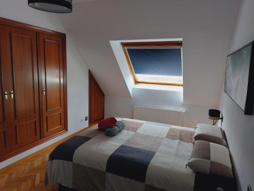 um quarto com uma cama grande e uma janela em FOZANELDI OVIEDO. Céntrico, accesible desde autovía y con PARKING em Oviedo
