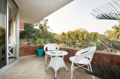 Balkoni atau teres di El Raso, Premium 1 BHK Apartments with Shared Pool, just 2 mins drive from famous Parra Coconut Tree Road, 24x7 Security, Kitchen, Daily Housekeeping