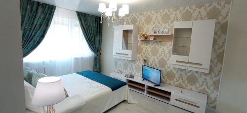 ein kleines Schlafzimmer mit einem Bett und einem Fenster in der Unterkunft Тіффані Апартаменти in Dnipro