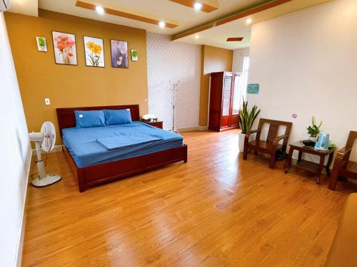 sypialnia z łóżkiem i drewnianą podłogą w obiekcie GreenHome Hotel w Hajfong