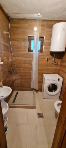 uma casa de banho com um chuveiro, um WC e um lavatório. em Highlander's House em Žabljak