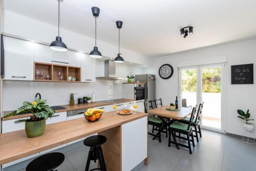 Spacious apartment Rocky with balcony