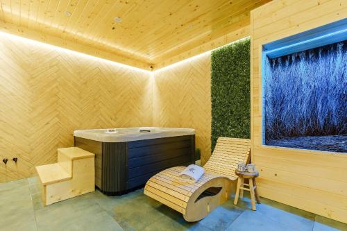 a wooden sauna with a bench and a tub at Panocek i Babka in Białka Tatrzanska