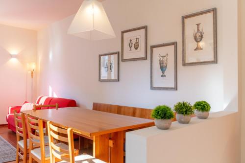 - une salle à manger avec une table et des chaises en bois dans l'établissement Hotel Diffuso Locanda Elisa, à Dimaro