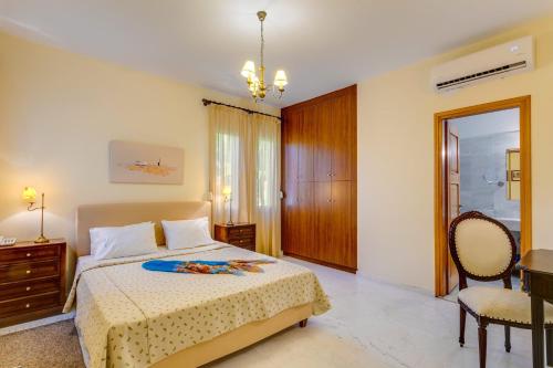 Ένα ή περισσότερα κρεβάτια σε δωμάτιο στο Villa Kallisto by Villa Plus