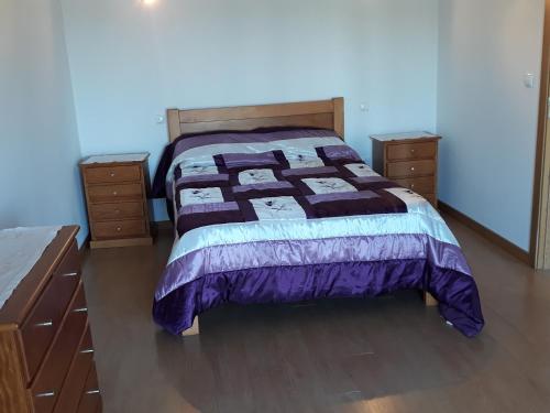 a bedroom with a bed and two dressers at Portela susa in Portela Susã