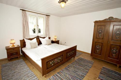 Un pat sau paturi într-o cameră la Ferienwohnungen am Märchenpark