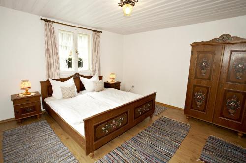 a bedroom with a large bed and a window at Ferienwohnungen am Märchenpark in Marquartstein