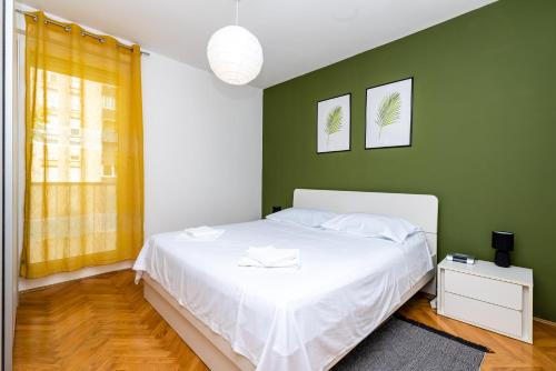 Posteľ alebo postele v izbe v ubytovaní Spacious apartment Rocky with balcony