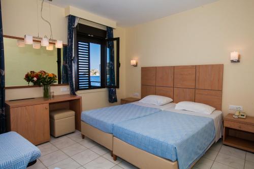 Postel nebo postele na pokoji v ubytování Flisvos Hotel
