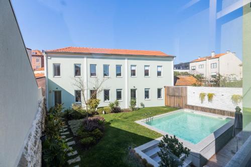 a house with a swimming pool in a yard at Green House By Shi Studio in Leça da Palmeira