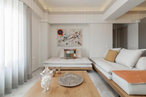 sala de estar con sofá blanco y mesa en Ex Animo - Luxury Apartments, en Zakynthos