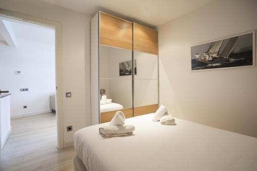 A bed or beds in a room at 41ara1029 Stunning & renovated in Sagrada Familia