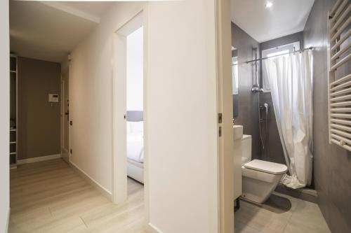 A bathroom at 41ara1029 Stunning & renovated in Sagrada Familia