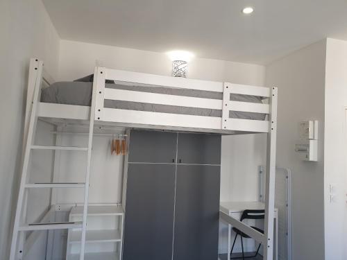 Ce lit superposé se trouve dans un dortoir avec une échelle. dans l'établissement L'Olivier Proche Métro, à Marseille