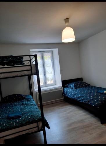 une chambre avec deux lits superposés et une fenêtre dans l'établissement Charmant logis en duplex, à Gérardmer