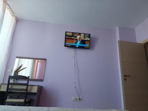En tv och/eller ett underhållningssystem på Gradina Sunny Deluxe apartment