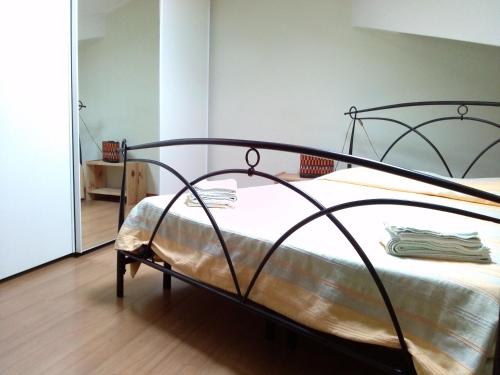 1 cama con marco de metal en una habitación en Mansarda Raggio Di Sole, en Verona
