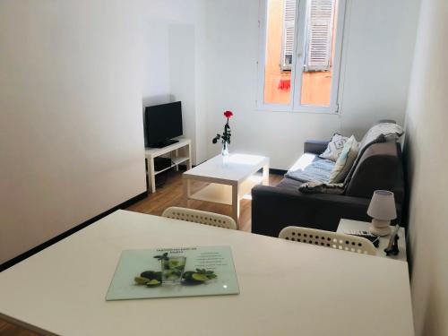 un salon avec une table et un canapé dans l'établissement 