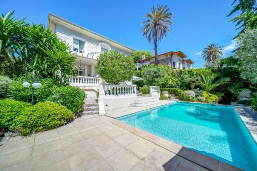 une piscine devant une maison dans l'établissement Cannes Luxury Rental - Belle epoque villa à louer proche centre Cannes, à Cannes