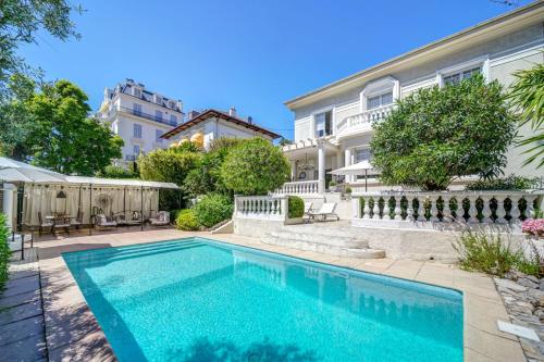 une piscine devant une maison dans l'établissement Cannes Luxury Rental - Belle epoque villa à louer proche centre Cannes, à Cannes