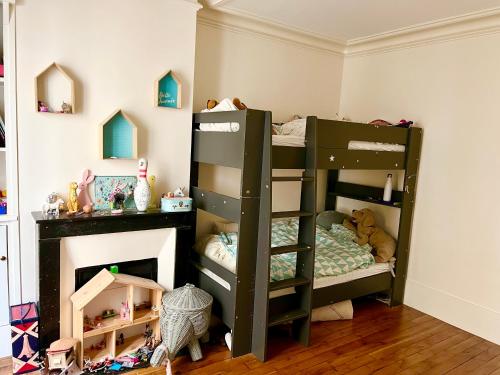 a childs bedroom with two bunk beds and a desk at Charming 2 bedrooms flat near Trocadéro in Paris