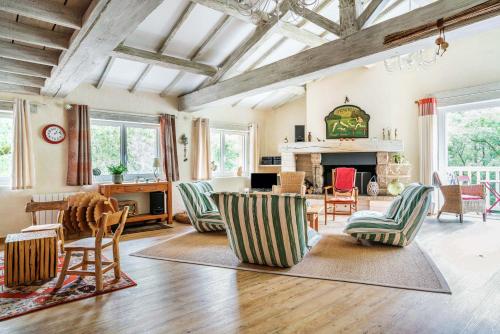 un salon avec des chaises et une cheminée dans l'établissement Le Moulin de Pilet, à Mortagne-sur-Sèvre