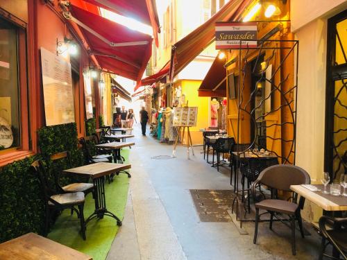 un restaurant avec des tables et des chaises dans une rue dans l'établissement 
