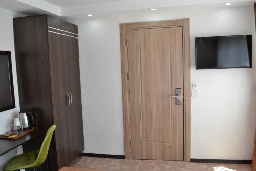 Una televisión o centro de entretenimiento en HOTEL GLOBAL 2022
