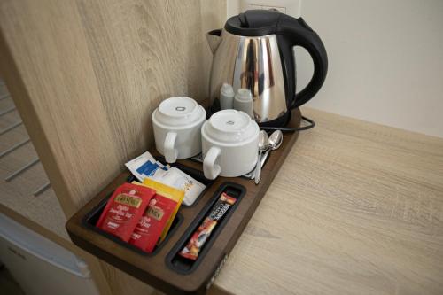 a counter with a coffee maker and a tea kettle at Villa Cuore in Tavernerio