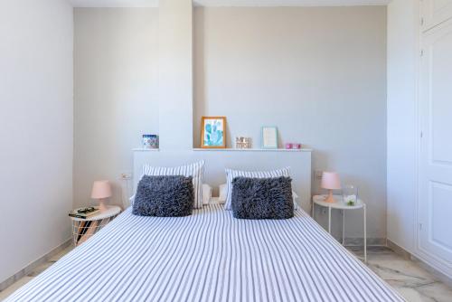 sypialnia z dużym łóżkiem i dwiema poduszkami w obiekcie Apartment Pueblo Quinta w mieście Benalmádena