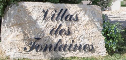 um sinal numa rocha com as palavras bilhas die juninho em Les Villas des Fontaines em Saumane-de-Vaucluse