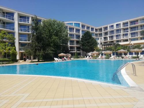 una gran piscina frente a un gran edificio de apartamentos en Atlantis Resort D111 апартамент, en Burgas