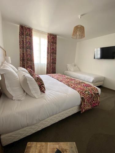 une chambre d'hôtel avec un lit et une fenêtre dans l'établissement Hôtel Le Gois, à Beauvoir-sur-Mer