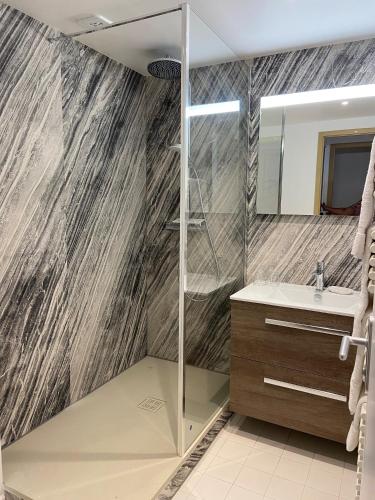 une salle de bain avec douche et lavabo dans l'établissement Hôtel Le Gois, à Beauvoir-sur-Mer