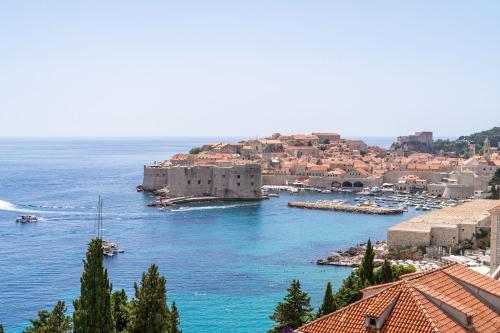 vistas a un puerto con barcos en el agua en Bella Luka Apartment, en Dubrovnik