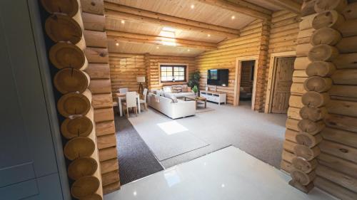 Foto de la galería de Aspen Lodge, Amazing New Log Cabin with Hot Tub - Sleeps 6 - Felmoor Park en Morpeth