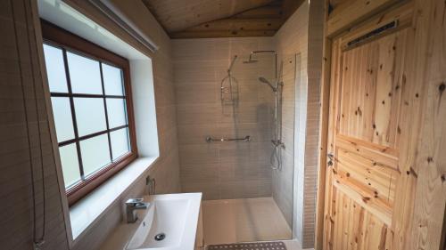 Aspen Lodge, Amazing New Log Cabin with Hot Tub - Sleeps 6 - Felmoor Park 욕실