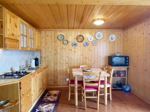 A kitchen or kitchenette at Appartamento con Terrazzo Panoramico vicino al Centro di Folgaria