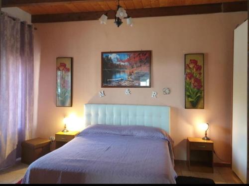 ein Schlafzimmer mit einem Bett mit zwei Tischen und zwei Lampen in der Unterkunft VILLA ANDREA GAETA in Gaeta